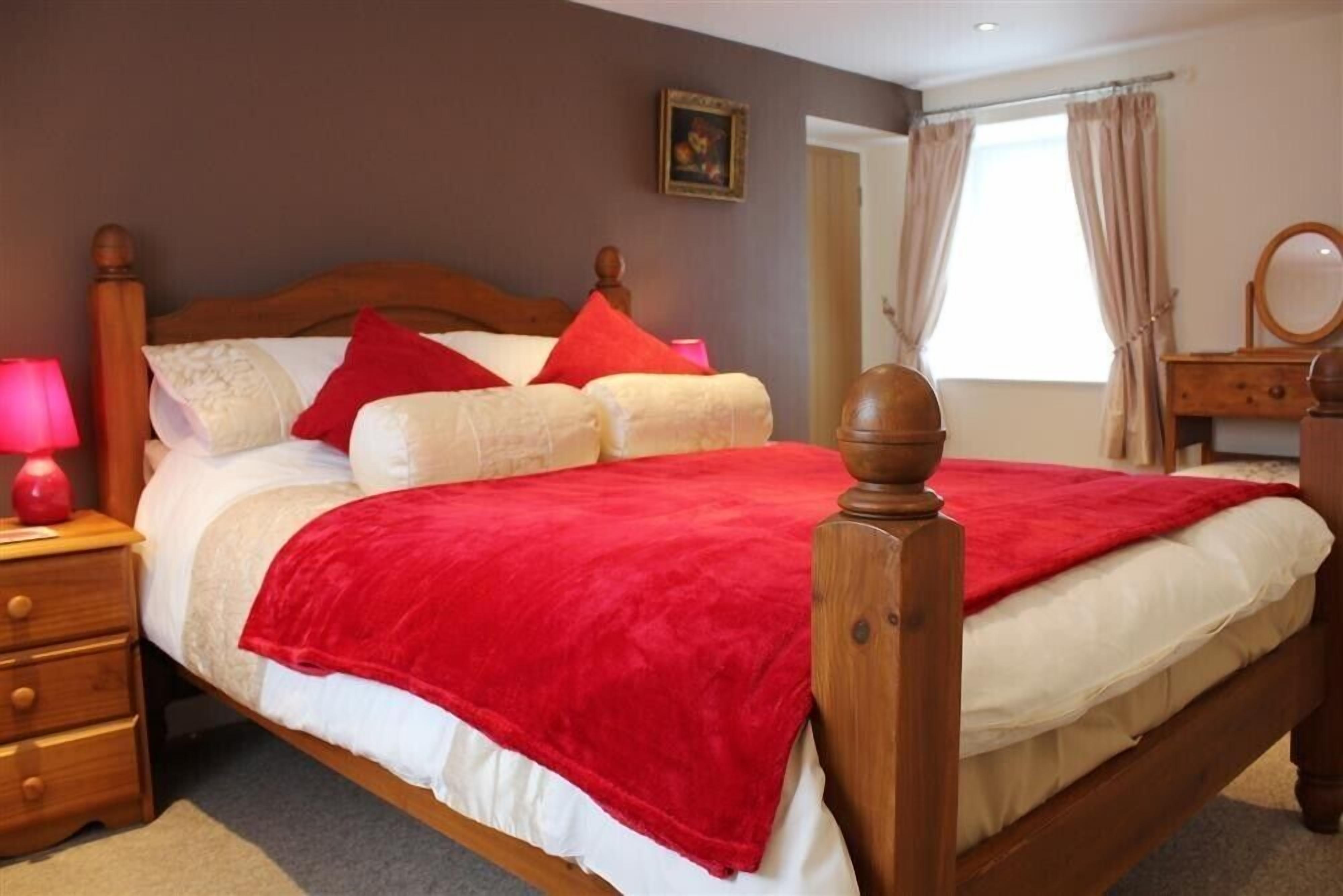 2 عدّة غرف نوم وبديكورات فريدة لكل غرفة وطراز فريد لكل وحدة