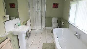 Cottage | Badkamer | Een douche, een haardroger