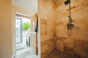 Shower - Lyndale (Newport)