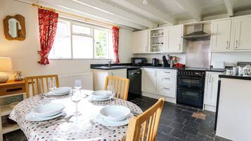 Cottage | Private kitchen | Fridge, dishwasher, toaster, cookware/dishes/utensils