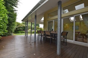 Outdoor dining - Glan Helyg (Newport)