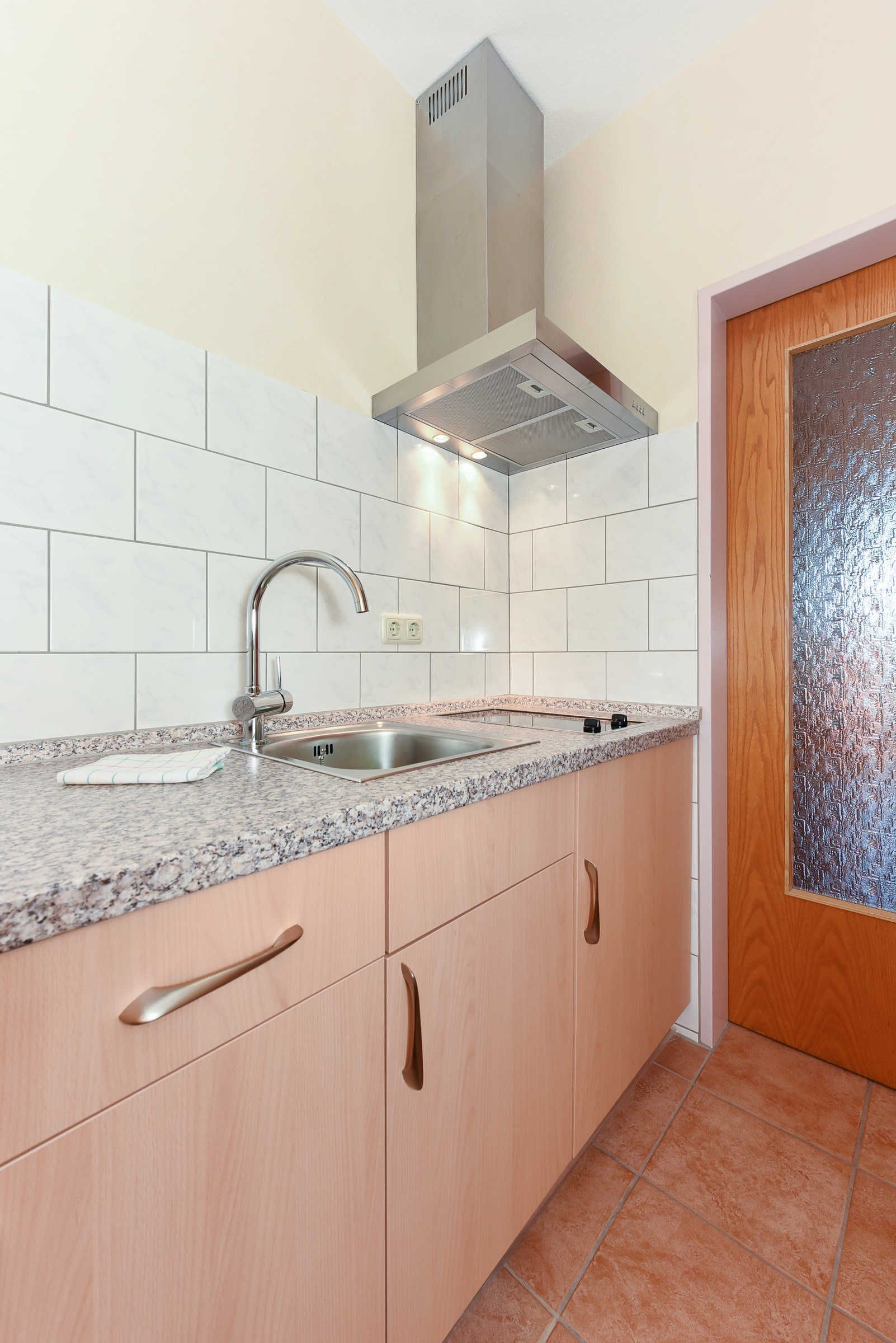 Douche, serviettes fournies, savon, papier toilette