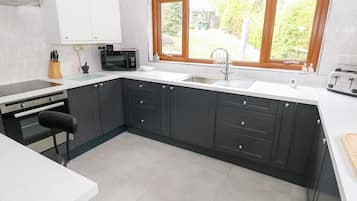 Cottage | Private kitchen | Fridge, dishwasher, cookware/dishes/utensils