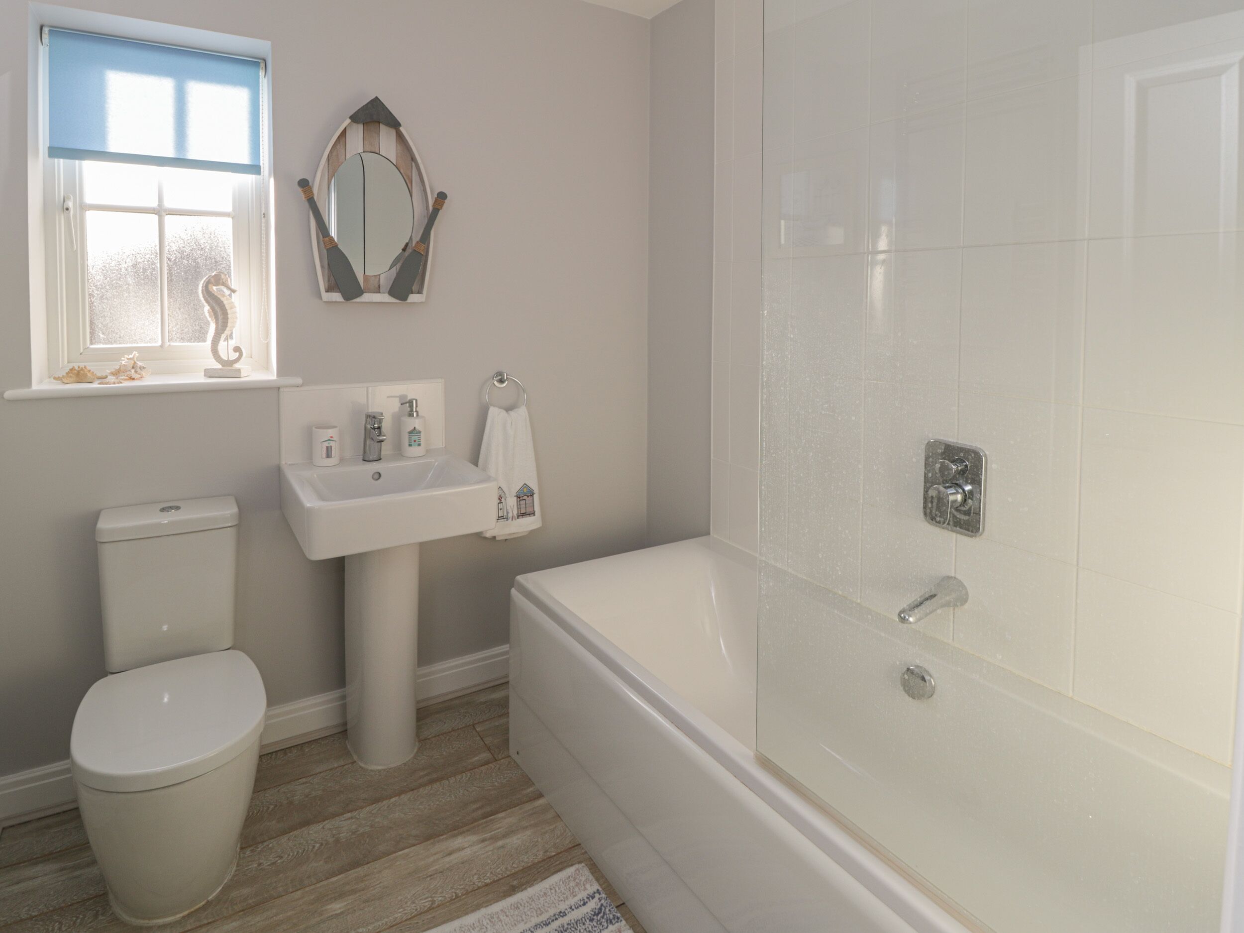 Ein Badezimmer mit Toilette, Waschbecken und Badewanne.
