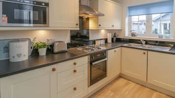 Cottage | Private kitchen | Fridge, dishwasher, electric kettle, toaster