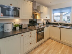 Cottage | Cucina privata | Frigorifero, lavastoviglie, bollitore elettrico, tostapane