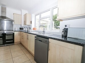 Refrigerador, lavavajillas, tetera/pava eléctrica, tostadora