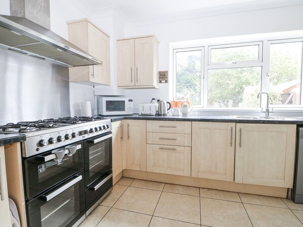 Dishwasher, cookware/dishes/utensils