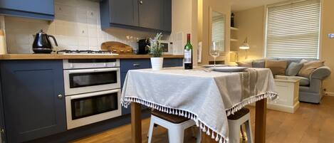 Cottage | Cucina privata | Frigorifero, lavastoviglie, bollitore elettrico