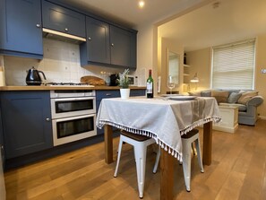 Cottage | Private kitchen | Fridge, dishwasher, electric kettle, cookware/dishes/utensils - Starboard Light (Lymington)