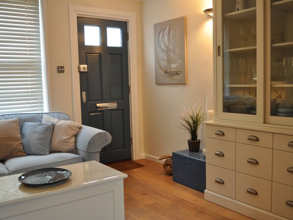 Cottage | Living room - Starboard Light (Lymington)