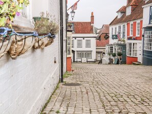 Cottage | Interior - Starboard Light (Lymington)