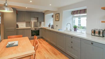 Cottage | Private kitchen | Fridge, dishwasher, electric kettle, toaster