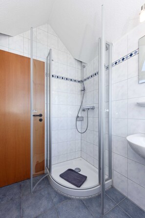 Shower, towels, soap, toilet paper - Double room Seeschwalbe in the Hotel-Pension Altes Siel - Double room (Esens)