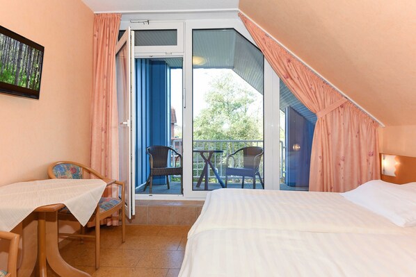 Unclassified image, 1 of 13, button - Double room Seeschwalbe in the Hotel-Pension Altes Siel - Double room (Esens)