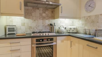 Cottage | Private kitchen | Dishwasher, cookware/dishes/utensils
