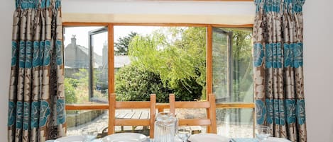 Cottage | Private kitchen | Dishwasher, cookware/dishes/utensils