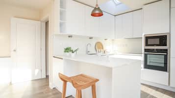 Cottage | Private kitchen | Fridge, dishwasher, electric kettle, cookware/dishes/utensils