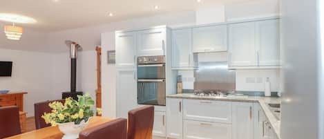 Casa rural | Cuina privada | Frigorífic, rentaplats, bullidora elèctrica i torradora