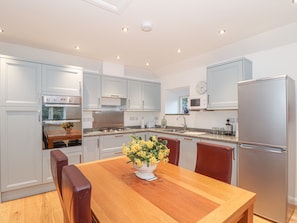 Cottage | Private kitchen | Fridge, dishwasher, electric kettle, toaster