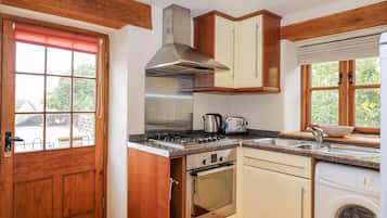 Cottage | Private kitchen | Fridge, electric kettle, toaster, cookware/dishes/utensils