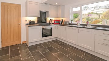 Cottage | Private kitchen | Fridge, dishwasher, electric kettle, toaster