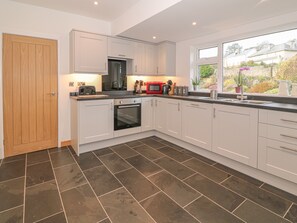 Cottage | Private kitchen | Fridge, dishwasher, electric kettle, toaster - Nefydd (Criccieth)