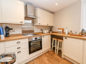 Cottage | Private kitchen | Fridge, dishwasher, electric kettle, toaster