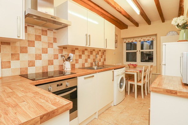 Cottage | Private kitchen | Fridge, dishwasher, cookware/dishes/utensils