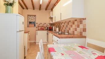 Cottage | Private kitchen | Fridge, dishwasher, cookware/dishes/utensils