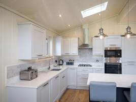 Casa de campo | Cocina privada | Frigorífico, lavavajillas, hervidor eléctrico y tostadora