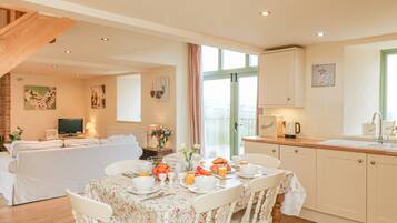 Cottage | Private kitchen | Fridge, microwave, dishwasher, electric kettle