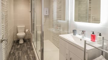 Cottage | Bathroom | Shower, hair dryer
