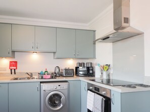 Cottage | Private kitchen | Dishwasher, cookware/dishes/utensils