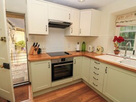 Cottage | Private kitchen | Fridge, electric kettle, toaster, cookware/dishes/utensils