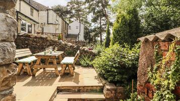 Cottage | Outdoor dining