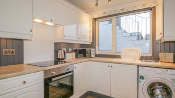Cottage | Private kitchen | Fridge, electric kettle, toaster, cookware/dishes/utensils
