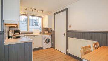 Cottage | Private kitchen | Fridge, electric kettle, toaster, cookware/dishes/utensils