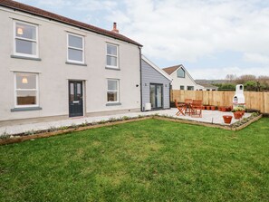 Property grounds - Coeden Bach (Burry Port)