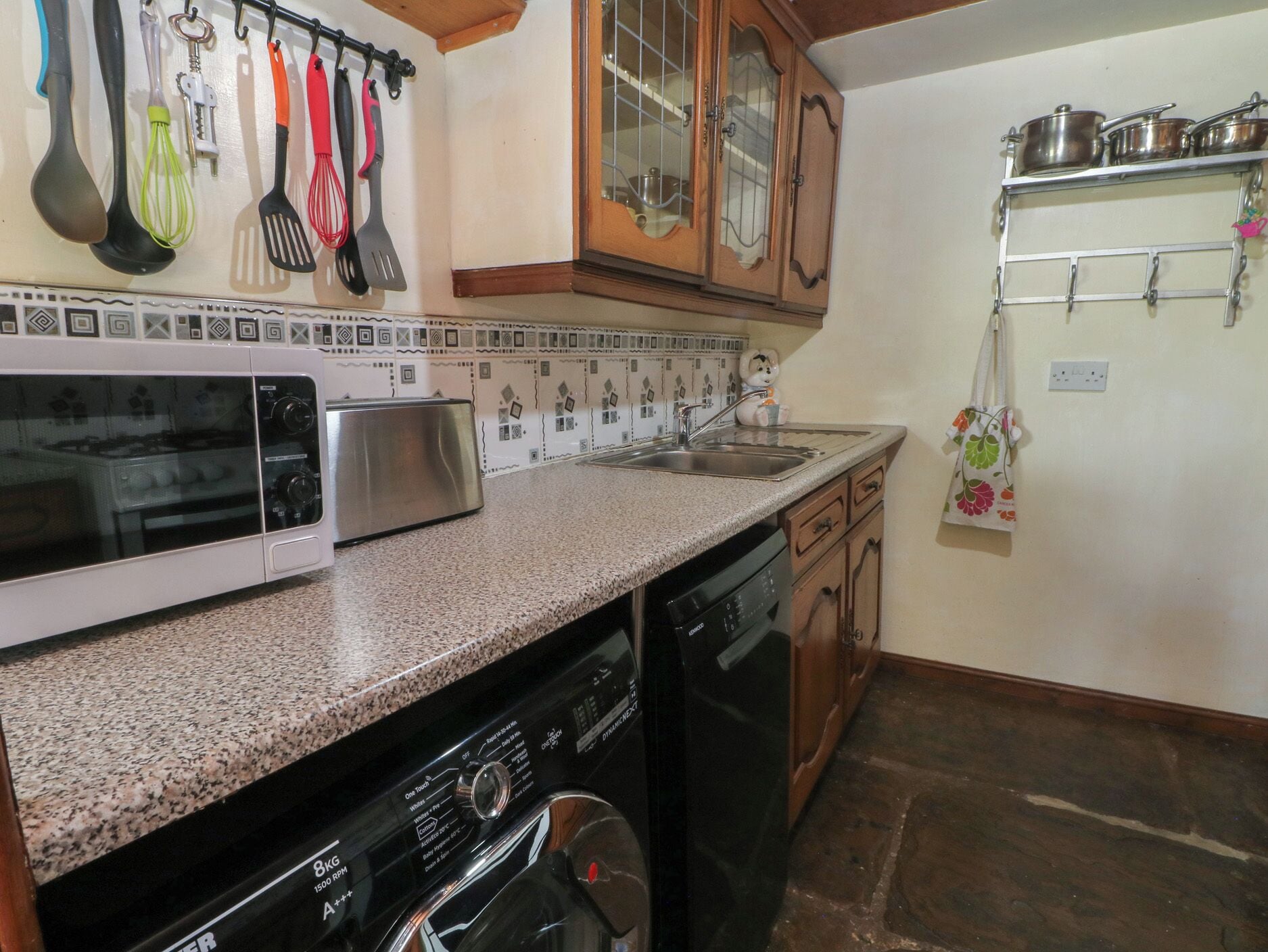 Refrigerador, microondas, lavavajillas y tetera eléctrica 