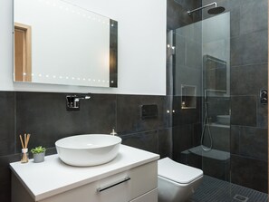 Cottage | Bathroom | Shower - The Old Beach Store (Penzance)
