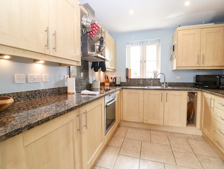 Cottage | Private kitchen | Fridge, dishwasher, cookware/dishes/utensils