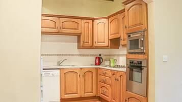 Cottage | Private kitchen | Fridge, dishwasher, cookware/dishes/utensils