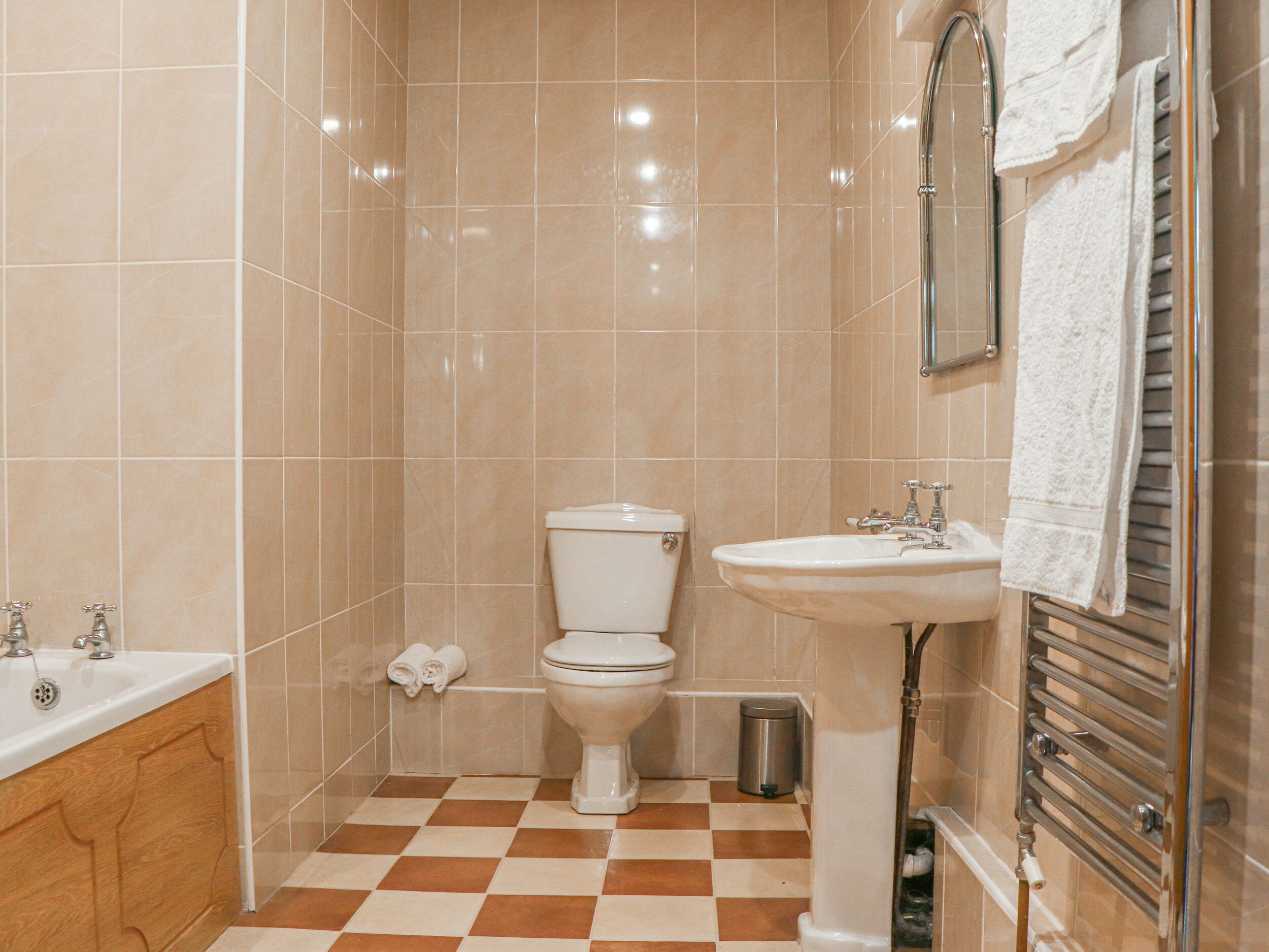 Un baño con inodoro, lavabo y ducha.