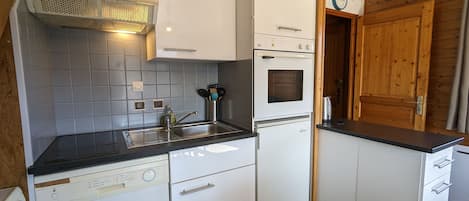 Frigorífic, microones, rentaplats i trona