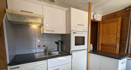 Cozy Chalet with Fireplace, Near Lake & Ski Slopes, Family-Friendly Amenities