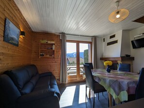 TV, fireplace - Cozy Chalet with Fireplace, Near Lake & Ski Slopes, Family-Friendly Amenities (Gérardmer)