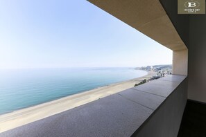 Un balcón con vistas a la playa y al paisaje urbano.