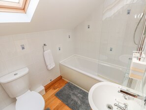 A bathroom with a toilet, bathtub, and sink. - Little Brook Cottage (Carmarthen)