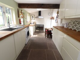 Cottage | Private kitchen | Fridge, dishwasher, electric kettle, toaster
